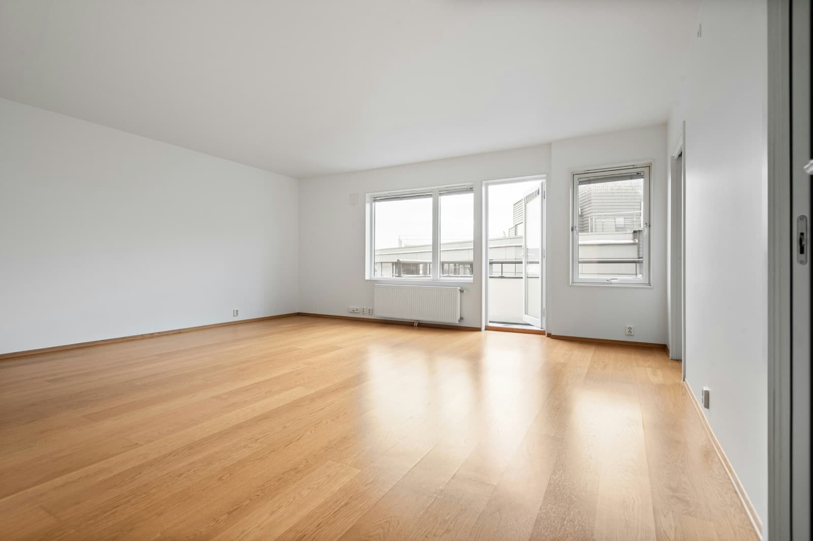 Appartement clair et vide avant la remise
